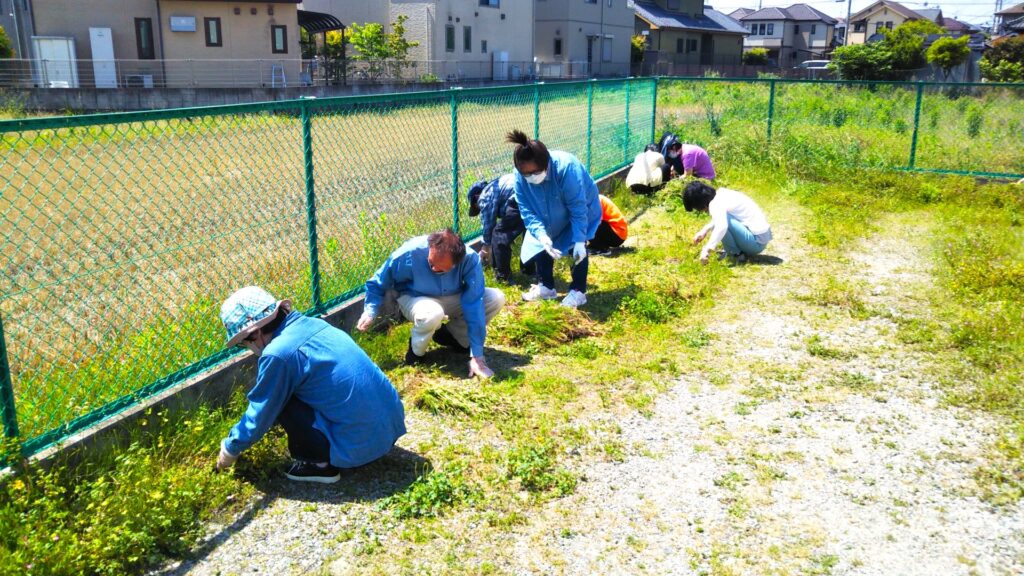 みんなで草抜き(汗)