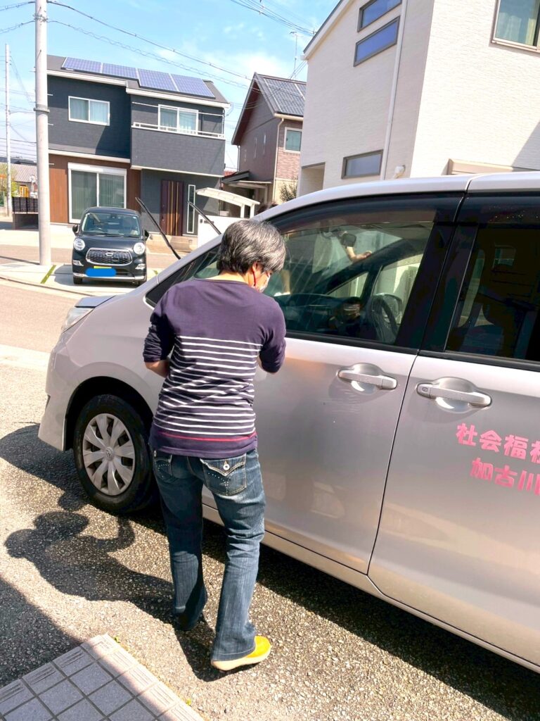 送迎車の窓拭き✨